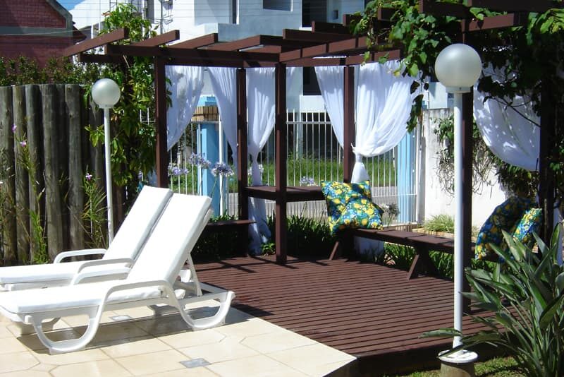 Deck próximo a piscina